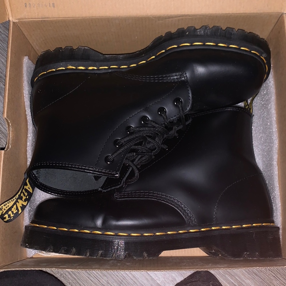 Bought a year ago and maybe wore 4 times. Not my style. Really good condition